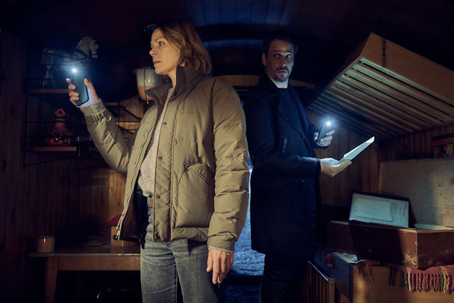 Maris (Jessica Schwarz) und Konrad Diener (Max von Thun) durchsuchen das Versteck.