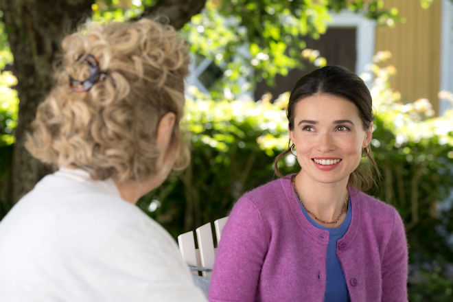 Nachdem Nora (Zoe Moore, r.) ihren Job verloren hat, sucht sie Trost bei ihrer Oma Alma (Michaela May, l.). Die hat eine Idee: Nora soll Almas altes Haus in Sörmland verkaufen. Mit dem Erlös könnte sie vielleicht ihre eigene Tierarztpraxis eröffnen.