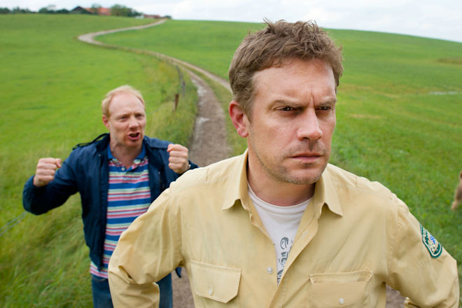 Eberhoferkrimi "Schweinskopf al dente": Rudi (Simon Schwarz) hat mal wieder allen Grund sich über den Eberhofer (Sebastian Bezzel) aufzuregen.