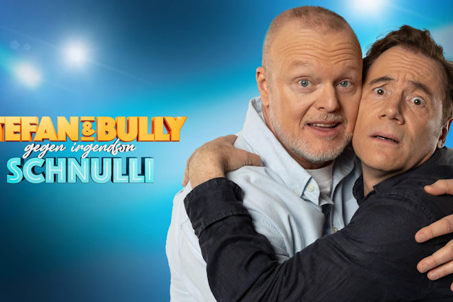 Stefan Raab (l.) und Michael Bully Herbig laufen in "Stefan und Bully gegen irgendson Schnulli - Die Show des Manitu" zu Hochform auf.