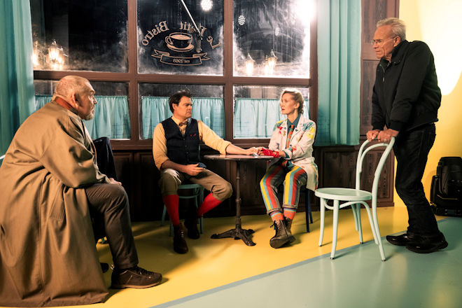 K&ouml;ln-Tatort "Showtime": Die Kommissare Freddy Schenk (Dietmar B&auml;r, links) und Max Ballauf (Klaus J. Behrendt, rechts) informieren das Moderatoren-Team Frank (Max Giermann) und Caro Anders (Silvana Buchbauer) &uuml;ber den Tod ihres Kameramannes Stefan Gl&uuml;ck.