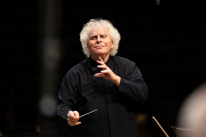 Sir Simon Rattle leitet das Symphonieorchester des Bayerischen Rundfunks mit gewohnter Leidenschaft und f&uuml;hrt das Ensemble durch die emotionalen Welten von Schumann und Strawinsky.