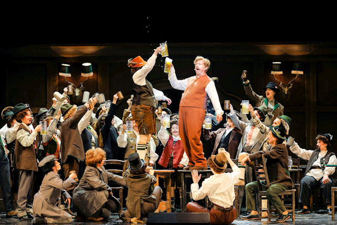 In der komisch-fantastischen Oper "Die lustigen Weiber von Windsor" aus der Volksoper Wien muss sich der dicke Ritter Falstaff (Martin Winkler) den raffinierten Rachepl&auml;nen der Damen Fluth und Reich geschlagen geben.