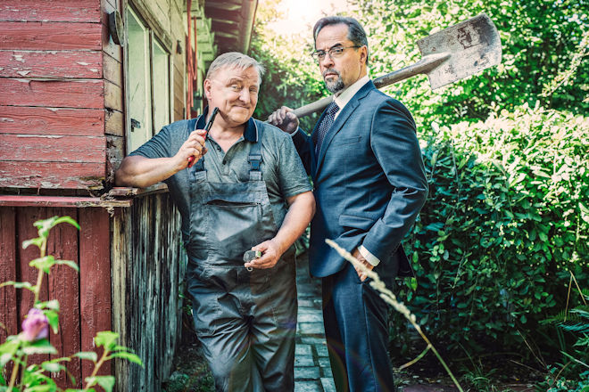 Münster-Tatort "Unter Gärtnern": Thiel (Axel Prahl) und Prof. Boerne (Jan Josef Liefers, r.) auf Spurensuche im Schrebergarten.