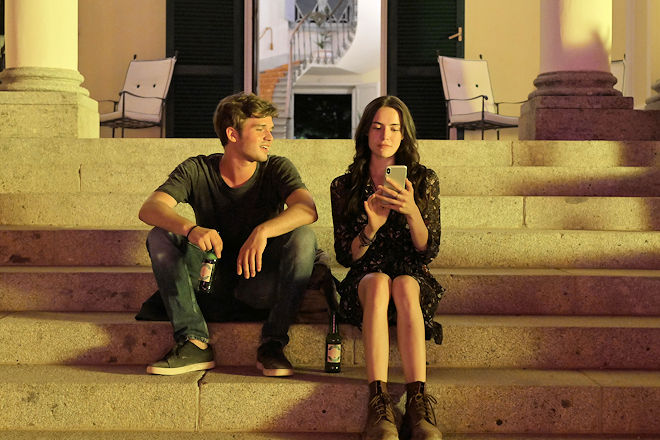 ZDF Herzkino "Ein Sommer auf Elba": Anton (Henry Horn) nimmt es seiner Mutter &uuml;bel, dass sie die Familie sitzen gelassen hat. Bianca (Emelie Kundrun) wiederum hat Verst&auml;ndnis.