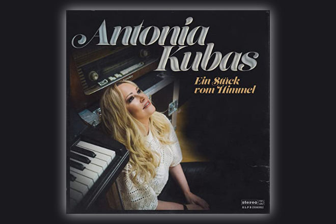 Eine unverwechselbare Stimme und ein eigener Stil: deutscher Schlager-Pop mit poetischen Texten - emotional und nahbar. Antonia Kubas zeigt mit "Ein Stück vom Himmel", wie moderner Pop-Schlager im Jahr 2022 klingt.