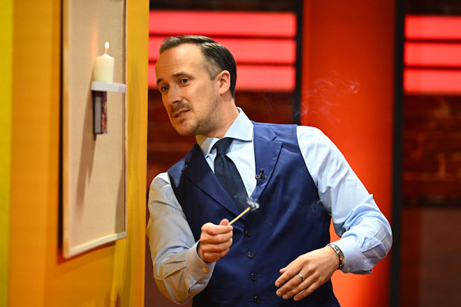 Kritischer Blick: Joe Laschet kontrolliert seine Konstruktion für die Logik-Aufgabe.