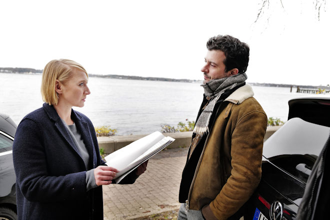 Krimi "Tödliche Wahl" aus der Reihe "Solo für Weiss": Nora Weiss (Anna Maria Mühe) erfährt von ihrem Kollegen Ben Salawi (Camill Jammal) Neuigkeiten, die er zum Fall herausgefunden hat.