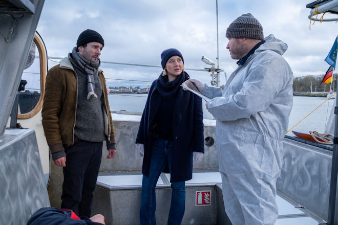 Ben Salawi (Camill Jammal, l.), Nora Weiss (Anna Maria Mühe, M.) und KTU-Beamter Schneider (Moritz Krebs, r.) am Tatort.
