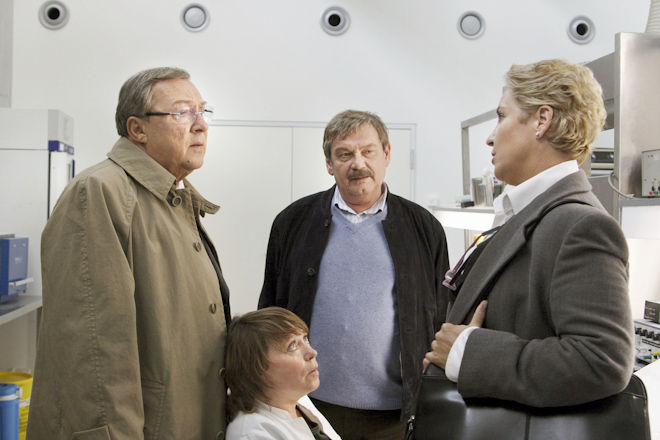 (V.l.) Schmücke (Jaecki Schwarz), Rosamunde (Marie Gruber) und Schneider (Wolfgang Winkler) im Gespräch mit der neuen Staatsanwältin Fr. Meissner (Katerina Jacob).