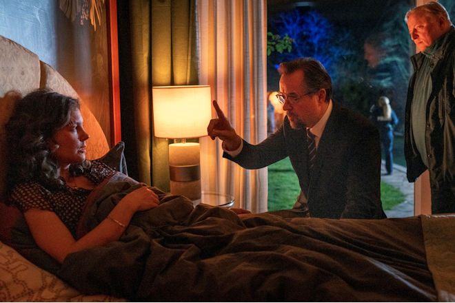 Münster-Tatort "Man stirbt nur zweimal": Kurz nach dem tödlichen Unfall suchen Prof. Dr. Boerne (Jan Josef Liefers, Mitte) und Hauptkommissar Thiel (Axel Prahl, r.), Doreen Prätorius (Cordelia Wege, l.) in ihrem Haus auf. Sie ist traumatisiert von den tragischen Ereignissen und kann sich an nichts erinnern.