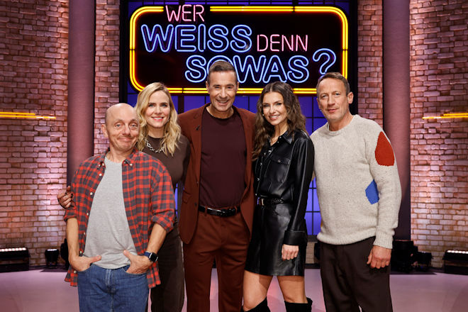 Moderator Kai Pflaume (M.) und seine Rateteam-Kapitäne Bernhard Hoëcker (l.) und Wotan Wilke Möhring (r.) begrüßen heute (11.12.2025) bei "Wer weiß denn sowas?" die Fernsehmoderatorin, Journalistin und Reporterin Stephanie Müller-Spirra (2.v.l.) und die Fernsehmoderatorin Laura Wontorra (2.v.r.).