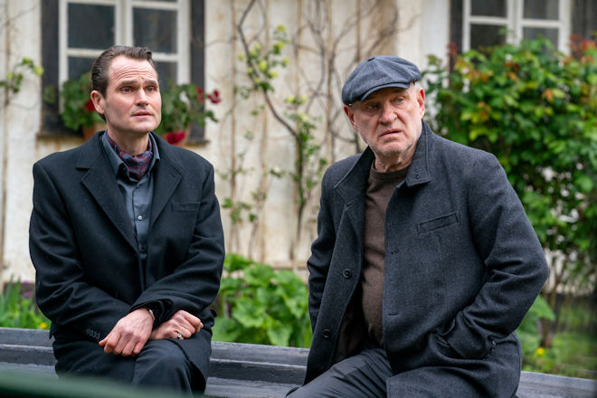 Spreewaldkrimi "B&ouml;ses muss mit B&ouml;sem enden": Prof. Levi A. Than (Fabian Hinrichs, l.) f&uuml;hrt Kr&uuml;ger (Christian Redl, r.) vor Augen, dass der Schein tr&uuml;gen k&ouml;nnte.