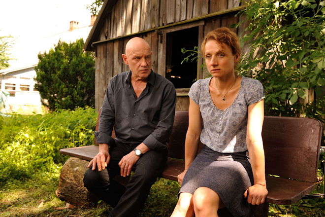 Kommissar Krüger (Christian Redl) erfährt von Irene (Christina Große) von Gottfrieds Eifersucht.