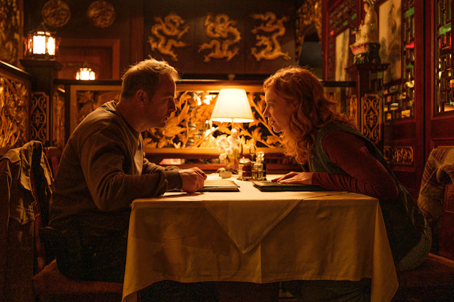 "Nord bei Nordwest - Fette Ente mit Pilzen": Jule (Marleen Lohse) versucht, Hauke (Hinnerk Sch&ouml;nemann) davon zu &uuml;berzeugen, dass etwas faul ist im China-Restaurant "Mandarin".