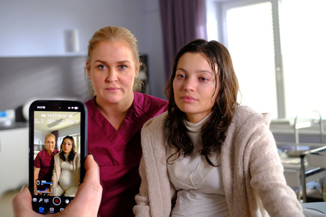 Gemeinsam versuchen Lena Lorenz (Judith Hoersch, l.) und Nadja Brettschneider (Vivien König, r.) die schwangere Elli Vierhauser, die ihr Baby ohne fremde Hilfe zur Welt bringen möchte, zu erreichen.