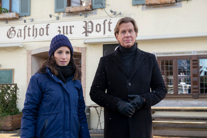 Caspar Bergmann (Thomas Heinze) und Annabell Lorenz (Stephanie Stumph) ermitteln im Freitagskrimi "Der Alte - Der König von Maierbrunn" heute (23.05.2025) in einem malerischen Dorf vor den Toren Münchens.