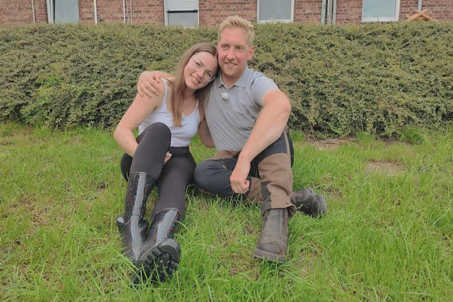 Heute (15.12.2025) bei "Bauer sucht Frau": Die Hofarbeit ist erledigt, Jennifer und Daniel geniessen den Feierabend.