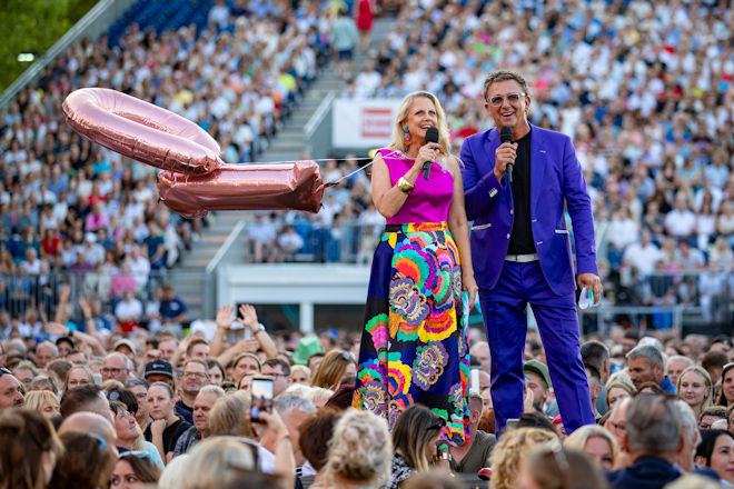 Barbara Schöneberger und Hans Sigl moderieren die "Starnacht am Wörthersee 2025", die heute (04.09.2025) im MDR wiederholt wird.