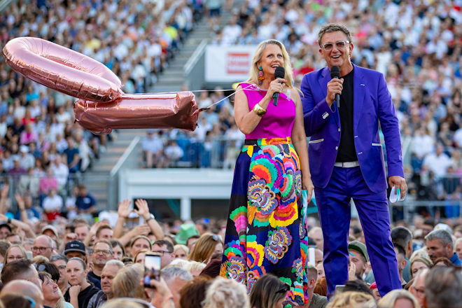 Barbara Schöneberger und Hans Sigl führen heute Abend (16.08.2025) durch die "Starnacht am Wörthersee".