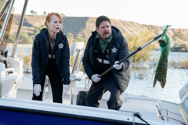 Mit einem neuen Beweisst&uuml;ck nimmt Catherine Willows (Marg Helgenberger, l.) eine Untersuchung aus ihrer Vergangenheit wieder auf, die nie aufgekl&auml;rt wurde.