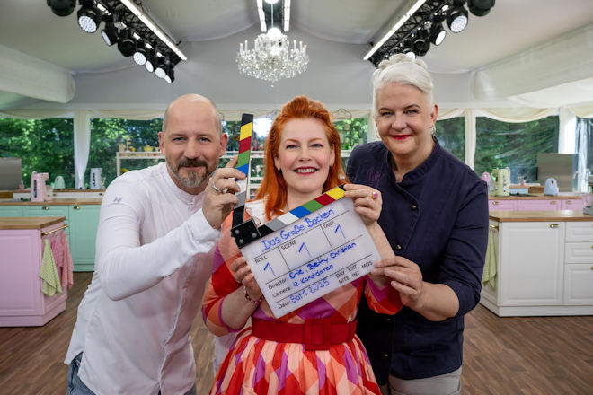 Heute (13.08.2025) startet die neue Staffel "Das große Backen", moderiert von Enie van de Meiklokjes (M.). Die Jury besteht aus Bettina Schliephake-Burchardt (r.) und Christian Hümbs (l.).