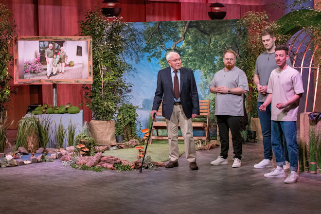 (V.l.) Philipp Battisti, Thorben Engel und Phil Janßen präsentieren "STEETS", die Abstellhilfe für Gehstützen. Sie erhoffen sich ein Investment von 300.000 Euro für 15 Prozent der Firmenanteile. Phils Großvater Heinz Schlechtingen unterstützt die drei bei ihrem Pitch.