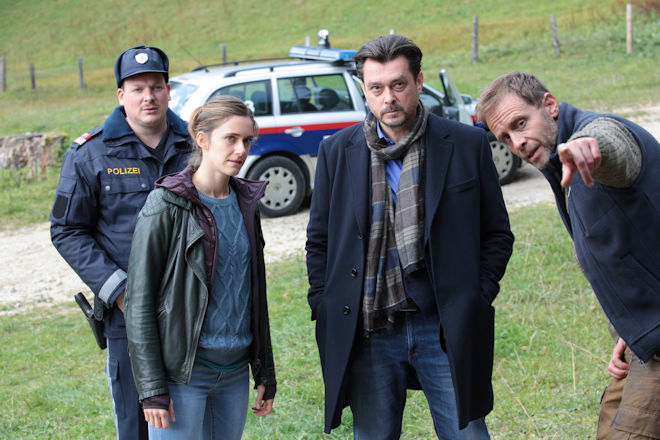 Sandra Mohr (Miriam Stein, 2. v. l.) und Sascha Bergmann (Hary Prinz) suchen mit dem Ortspolizisten Ferdinand Franz (Holger Schober) den Verdächtigen Veit Schindler (Julian Weigend) auf.