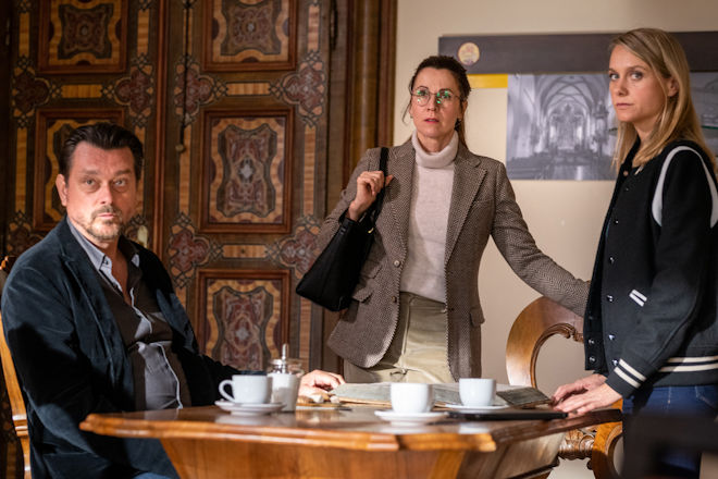 Sascha Bergmann (Hary Prinz, li.) und Anni Sulmtaler (Anna Unterberger, re.) konfrontieren die Archivarin Ruth Kramer (Doris Schretzmayer, Mitte), wie die kostbaren Schriften ohne ihr Wissen entnommen werden konnten.