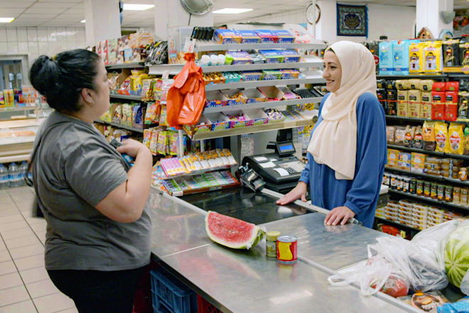 Stammkunden kommen im Berliner Kiez-Supermarkt der Familie Celik nicht nur zum Einkaufen, sondern auch zum Plaudern.
