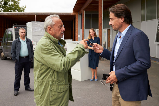 Stubbe (Wolfgang Stumph, 2.v.l.) verlangt Klarheiten vom Chef des Pflegedienstes Boris Krol (Oliver Mommsen, r.), Pförtner Raschke (Tom Quaas, l.) und Birgit Wellbrock (Tessa Mittelstaedt, 2.v.r.) schauen zu.