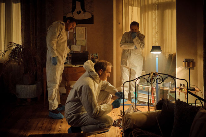 Stuttgart-Tatort "Überlebe wenigstens bis morgen": Nur zufällig wurde die Leiche einer jungen Frau in ihrer Wohnung gefunden. Sebastian Bootz (Felix Klare) und Thorsten Lannert (Richy Müller) fragen sich genau wie Dr. Vogt (Jürgen Hartmann), wieso niemand die Tote vermisst hat.