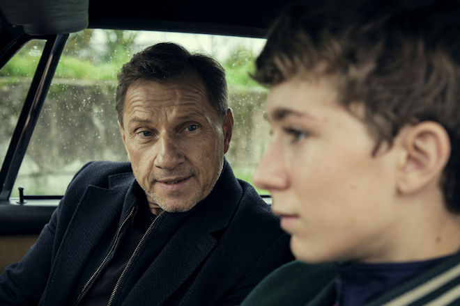 Stand der strafunmündige David (Louis Guillaume) Schmiere? Weiß der 13-Jährige, der im Jugendheim lebt, etwas, das seine verdächtige Familie belasten könnte? Thorsten Lannert (Richy Müller) fühlt ihm vorsichtig auf den Zahn.