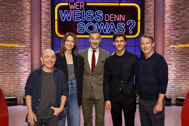 Moderator Kai Pflaume (M.) und seine Rateteam-Kapitäne Bernhard Hoëcker (l.) und Wotan Wilke Möhring (r.) begrüßen heute (17.11.2025) bei "Wer weiß denn sowas?" das Model, Singer/Songwriterin, Moderatorin und Schauspielerin Eva Padberg (2.v.l.) und das Model, Kreativdirektor, Fotograf und Designer Johannes Huebl (2.v.r.).