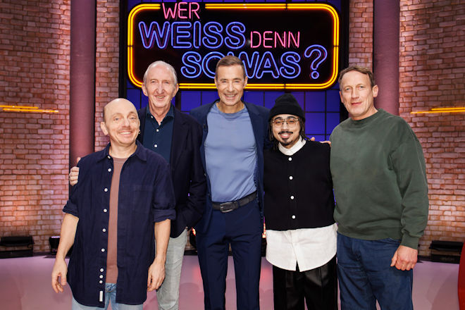 Moderator Kai Pflaume (M.) und seine Rateteam-Kapitäne Bernhard Hoëcker (l.) und Wotan Wilke Möhring (r.) begrüßen heute (14.04.2026) bei "Wer weiß denn sowas?" den Komiker, Schauspieler, Kabarettisten und Sänger Mike Krüger (2.v.l.) sowie den Comedian Tony Bauer (2.v.r.).