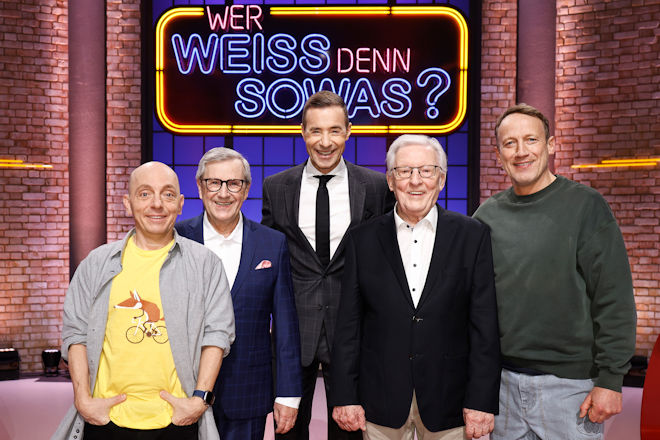 Moderator Kai Pflaume (M.) und seine Rateteam-Kapit&auml;ne Bernhard Ho&euml;cker (l.) und Wotan Wilke M&ouml;hring (r.) begr&uuml;&szlig;en heute (15.04.2026) bei "Wer wei&szlig; denn sowas?" Jan Hofer (2.v.l.) und Jo Brauner (2.v.r.).