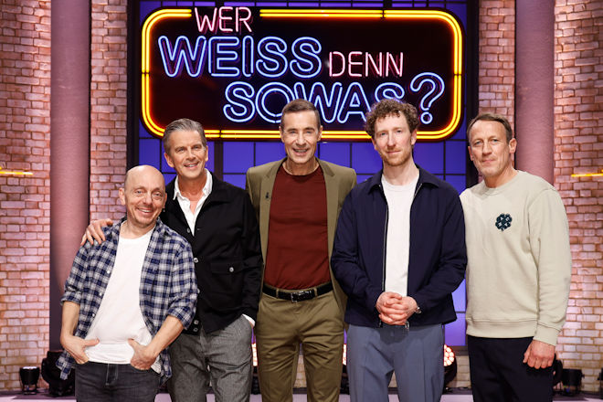 Moderator Kai Pflaume (M.) und seine Rateteam-Kapit&auml;ne Bernhard Ho&euml;cker (l.) und Wotan Wilke M&ouml;hring (r.) begr&uuml;&szlig;en heute (18.03.2026) bei "Wer wei&szlig; denn sowas?" die Talkmaster Markus Lanz (2.v.l.) und Louis Klamroth (2.v.r.).