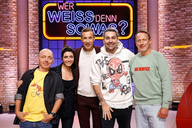 Moderator Kai Pflaume (M.) und seine Rateteam-Kapitäne Bernhard Hoëcker (l.) und Wotan Wilke Möhring (r.) begrüßen heute (04.12.2025) bei "Wer weiß denn sowas?" die deutsch-italienische Pianistin Sophie Pacini (2.v.l.) und den Geiger David Garrett (2.v.r.).
