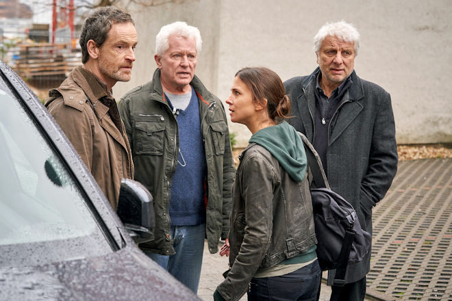 Nora Dalay (Aylin Tezel) kann es nicht fassen, dass ihre Kollegen Peter Faber (Jörg Hartmann, links), Ivo Batic (Miroslav Nemec) und Franz Leitmayr (Udo Wachtveitl, rechts) die Gefahr nicht sehen.
