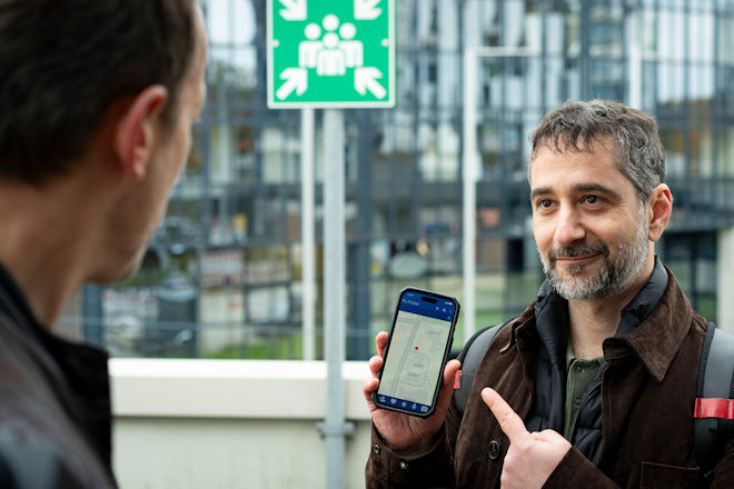 Falke (Wotan Wilke M&ouml;hring) kommt zu sp&auml;t zur Verabredung - Neukollege Mario Schmitt (Denis Moschitto) beginnt die Zusammenarbeit mit einer R&uuml;ge.