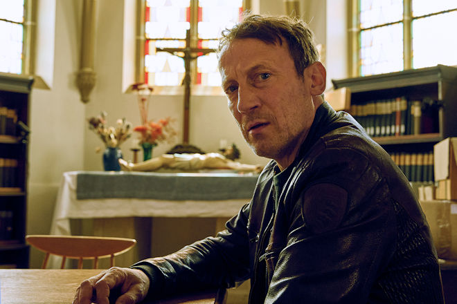 Tatort "Schweigen": Thorsten Falke (Wotan Wilke M&ouml;hring) im Kloster.