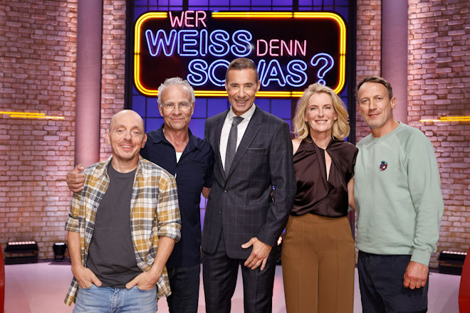 Moderator Kai Pflaume (M.) und seine Rateteam-Kapitäne Bernhard Hoëcker (l.) und Wotan Wilke Möhring (r.) begrüßen heute (23.10.2025) bei "Wer weiß denn sowas?" den Schauspieler Klaus J. Behrendt (2.v.l.) und die Schauspielerin Maria Furtwängler (2.v.r.).