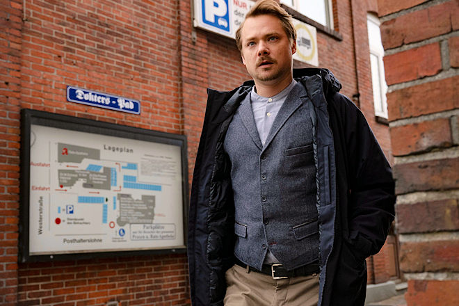 Samstagskrimi "Ostfriesentotenstille": Schockiert muss Dr. Bernhardt Sommerfeldt (Sven Schelker) feststellen, dass seine Partnerin Beate von ihrem Ex-Freund mit Porno-Aufnahmen erpresst wird. Rasend vor Wut macht er sich auf den Weg, um den Erpresser zu t&ouml;ten.