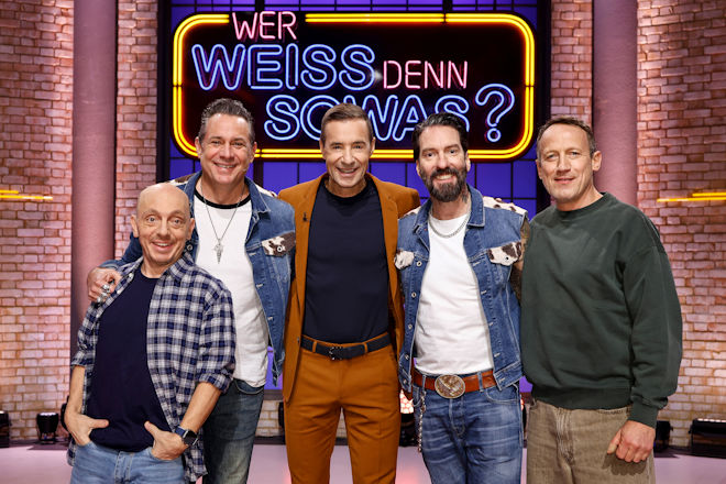 Moderator Kai Pflaume (M.) und seine Rateteam-Kapit&auml;ne Bernhard Ho&euml;cker (l.) und Wotan Wilke M&ouml;hring (r.) begr&uuml;&szlig;en heute (16.01.2026) bei "Wer wei&szlig; denn sowas?" den S&auml;nger, Komponist, Musikproduzent und Gr&uuml;ndungsmitglied der Rockband &sbquo;The BossHoss&lsquo; Sascha Vollmer (2.v.l.) und seinen Band-Kollegen, den S&auml;nger und Grafikdesigner, Alec V&ouml;lkel (2.v.r.).