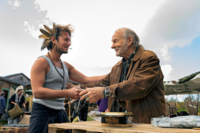 M&uuml;nster-Tatort "Rhythm and Love": Herbert "Vadder" Thiel (Claus D. Clausnitzer, rechts) beliefert auf dem Erlenhof "Rasta-Mann" (Stefan Gorski, links) mit Ware aus eigenem Anbau.