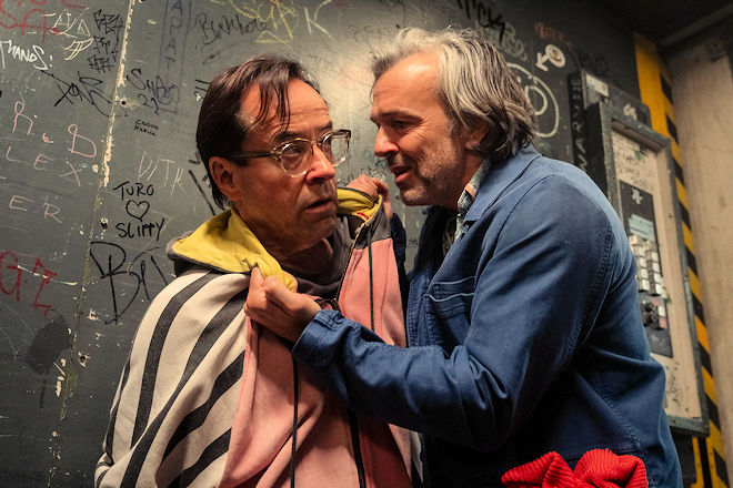 Thriller "Der schwarze Schwan": Vernau (Jan Josef Liefers, l.) wei&szlig; nun, dass Orion (Alexander Wipprecht, r.) Klausen umgebracht hat. Orion schl&auml;gt Vernau nieder.