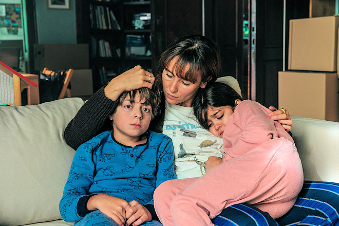 Thriller "Eine bessere Welt": Die Hasswelle bricht in das Leben von Elena (Peri Baumeister, M.) und ihren Kindern Sami (Elyas Efe, l.) und Ada (Soraya Marie Efe, r.) herein.