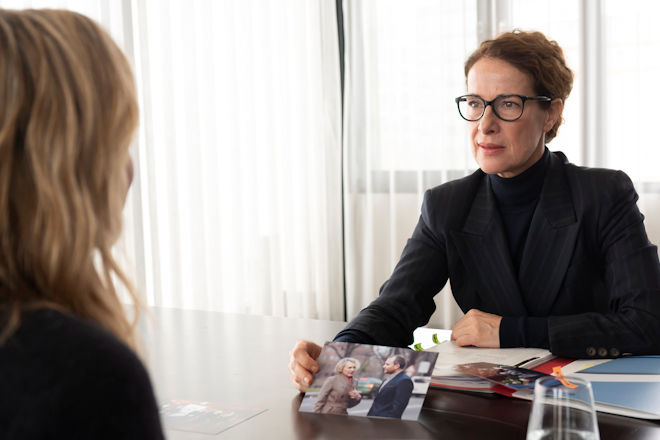 Thriller "Im Netz der Gier": Oberstaatsanw&auml;ltin Limmer (Clelia Sarto, re.) konfrontiert Anna Grawe (Tanja Wedhorn, li.).