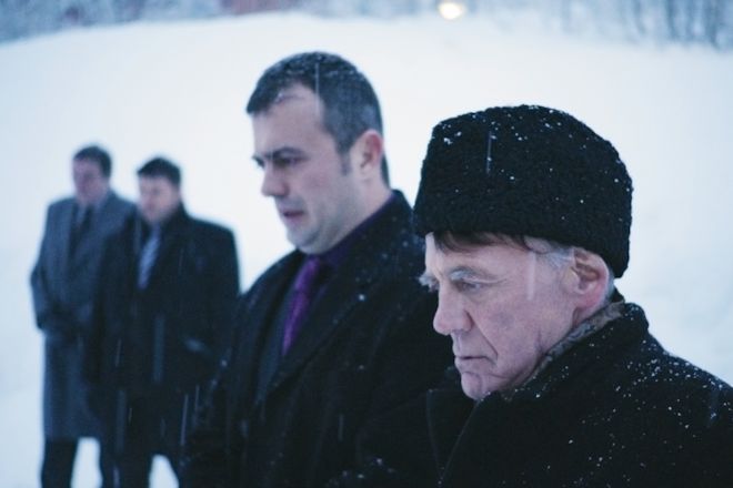 Die serbische Mafia im hohen Norden: Papa (Bruno Ganz), der Bandenführer, erhält schlechte Neuigkeiten.