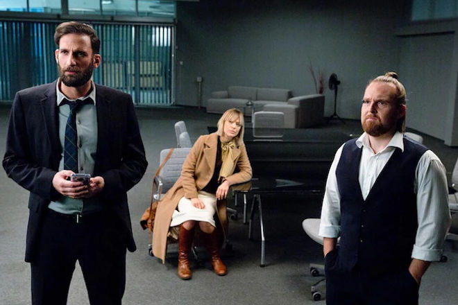 Thriller "Zero": Geoff (Matthias Weidenh&ouml;fer, l) und Tony (Axel Stein) vom Online-Magazin &bdquo;Daily&ldquo; verfolgen zusammen mit Cynthia (Heike Makatsch) den Live-Stream der ZERO-Attacke im Innenministerium.